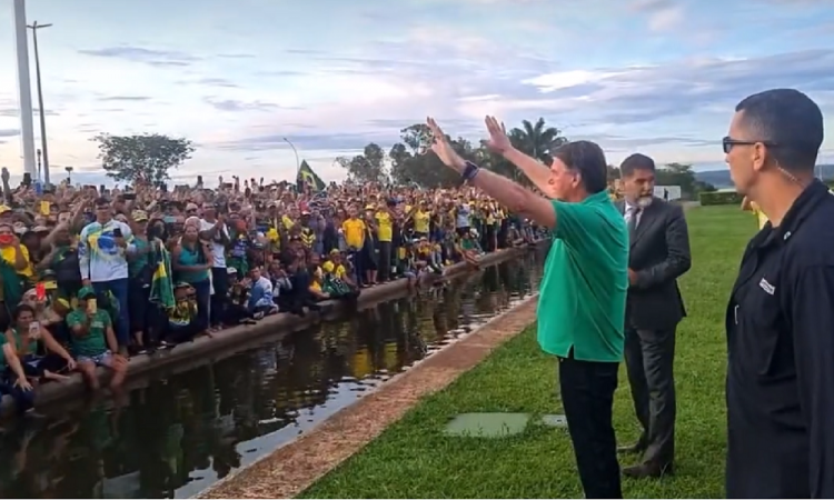 Bolsonaro reza com apoiadores no Alvorada, ouve gritos de 'fica', mas evita discurso | Jovem Pan