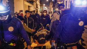 Manifestante ferido após enfrentar a polícia durante protestos em Lima pela renúncia da nova presidente Dina Boluarte