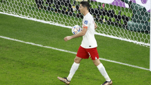 Robert Lewandowski marcou na derrota da Polônia para a França