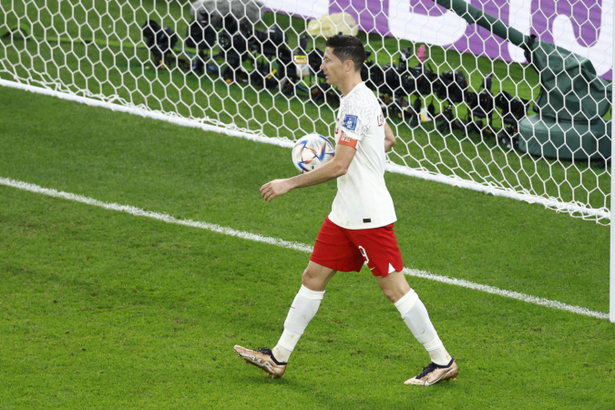 Robert Lewandowski marcou na derrota da Polônia para a França