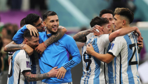 Jogadores da seleção argentina comemoram classificação sobre a Croácia