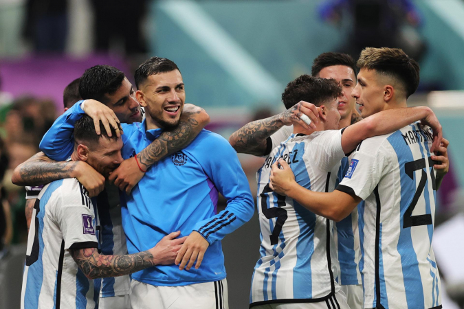 Jogadores da seleção argentina comemoram classificação sobre a Croácia