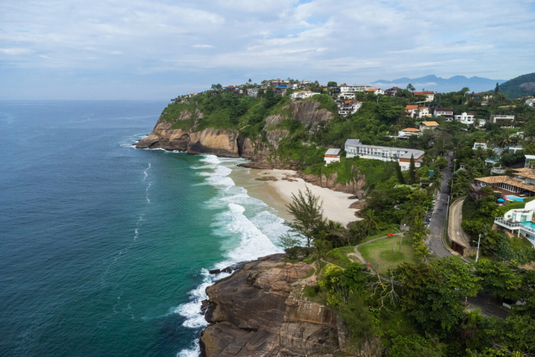 Conheça 10 praias para aproveitar no final de ano