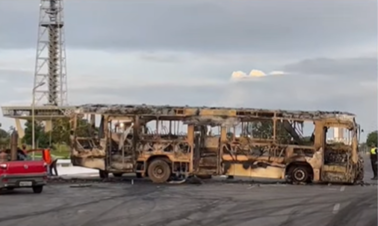 ônibus incendiado em Brasília próximo à sede da Polícia Federal, na região da Esplanada dos Ministérios