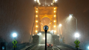 Ponte de Brooklyn, em Nova York, durante tempestade na última quinta-feira, 23