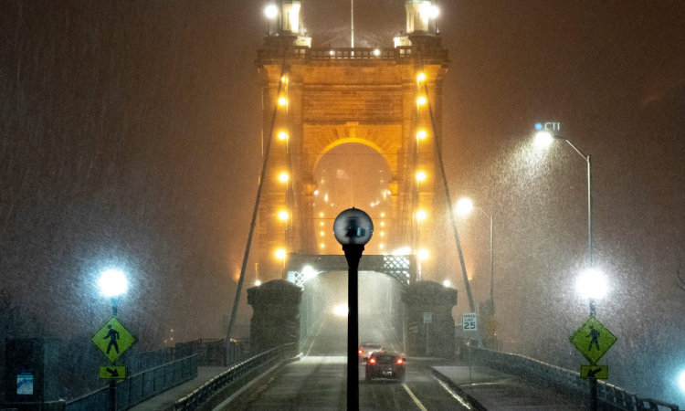 Ponte de Brooklyn, em Nova York, durante tempestade na última quinta-feira, 23