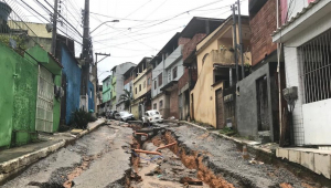 Cratera divide rua e engole carros na cidade de Macaé, no Rio de Janeiro
