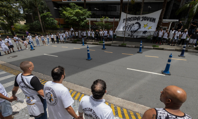 Torcedores do Santos fazem vigília por Pelé