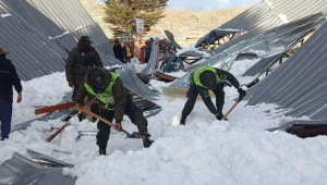 Policiais tentam retirar o gelo acumulado antes de resgatar feridos