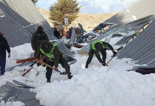 Policiais tentam retirar o gelo acumulado antes de resgatar feridos