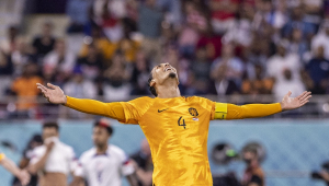 Van Dijk comemorando vitória da Holanda sobre os EUA, pelas quartas de final da Copa do Mundo 2022, realizada no Catar