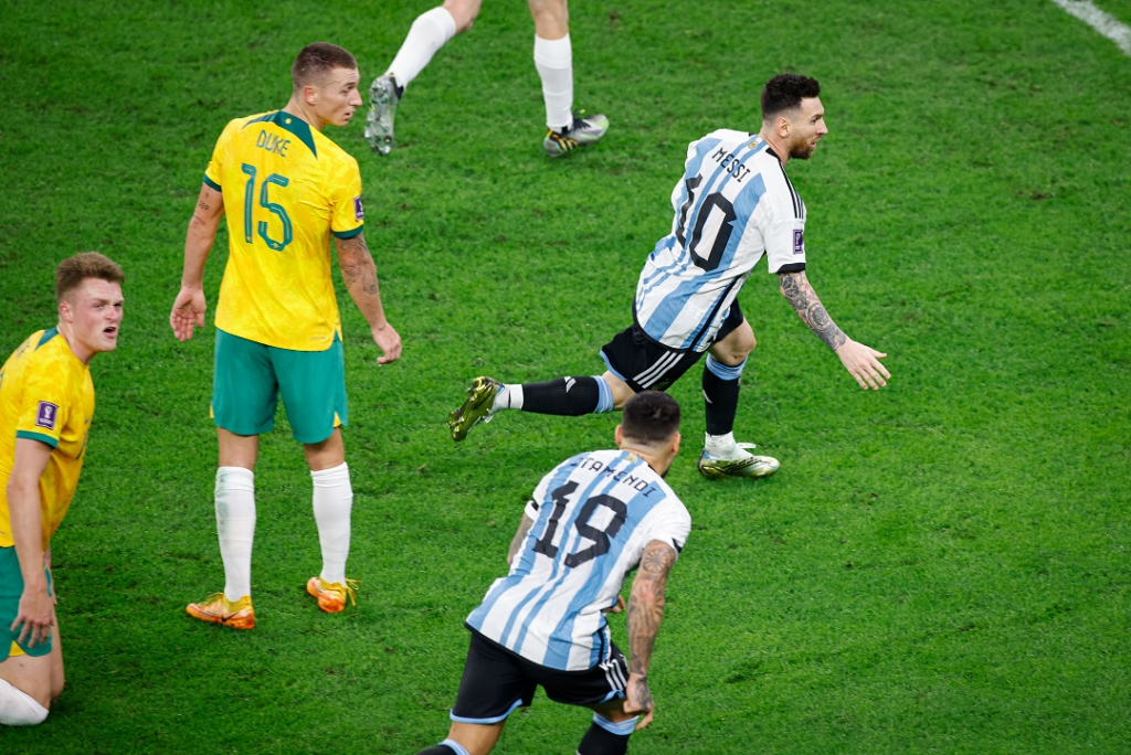 VM-PROG] Torcedor invade gramado após gol de Messi no jogo entre Argentina  e Holanda, pelas quartas; vídeo