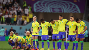 Jogadores do Brasil lado a lado durate cobranças de pênalti