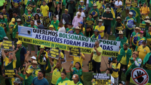 Manifestantes de amarelo levantam cartazes e faixas contra Lula e o processo eleitoral