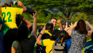 Apoiadores apontam celulares para Jair Bolsonaro no Palácio da Alvorada