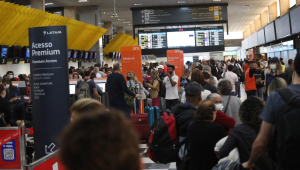 Greve dos comissários e pilotos entra no terceiro dia no aeroporto de Congonhas, na cidade de São Paulo