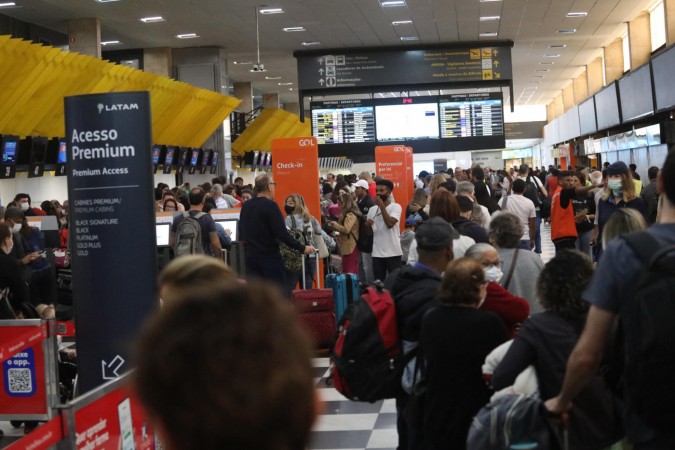 Greve dos comissários e pilotos entra no terceiro dia no aeroporto de Congonhas, na cidade de São Paulo