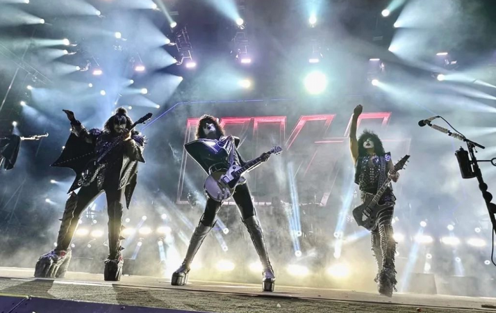 A banda Kiss no palco, com efeitos de luzes