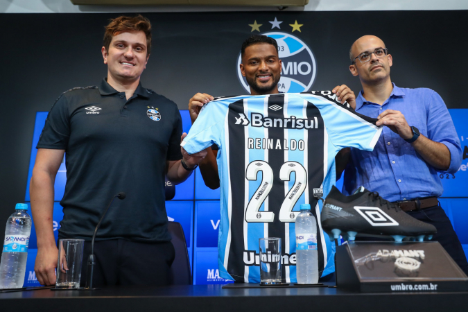 Reinaldo é apresentado no Grêmio