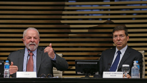 Lula e Josué Gomes sentados lado a lado em palestra