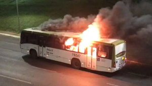 Veículo foi incendiado durante protesto na capital federal