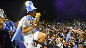 Leandro Paredes beija a taça da Copa do Mundo durante a festa da seleção argentina em Buenos Aires