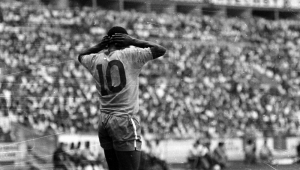 Com as mãos na cabeça, Pelé lamenta um lance perdido pela Seleção Brasileira durante a final do Mundial do México