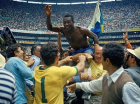 Pel&eacute; comemorando a conquista da Copa do Mundo de 1970
