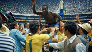 Pelé comemorando a conquista da Copa do Mundo de 1970