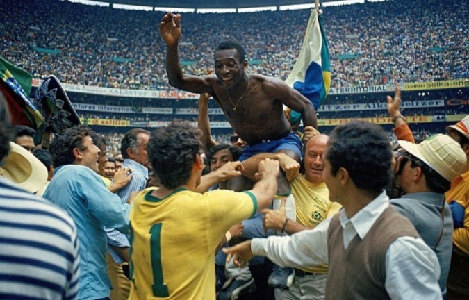 Pelé comemorando a conquista da Copa do Mundo de 1970