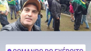 Rodrigo Santana participando de ato contra o resultado das eleições de 2022