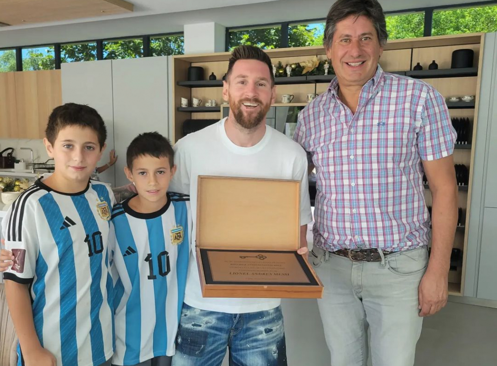 messi é homenageado pela cidade que mora