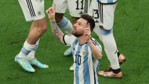 Camisa 10 da Argentina celebra gol marcado na decisão