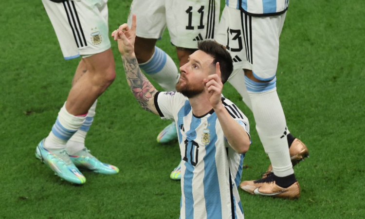 Camisa 10 da Argentina celebra gol marcado na decisão