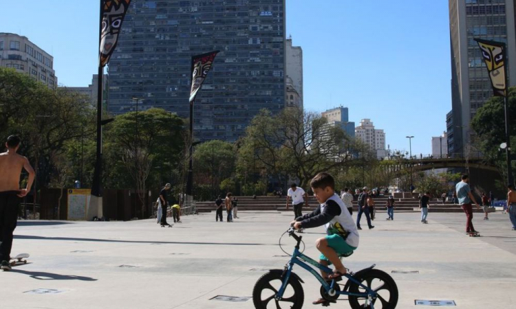 Pessoas utilizam Vale do Anhangabaú para lazer