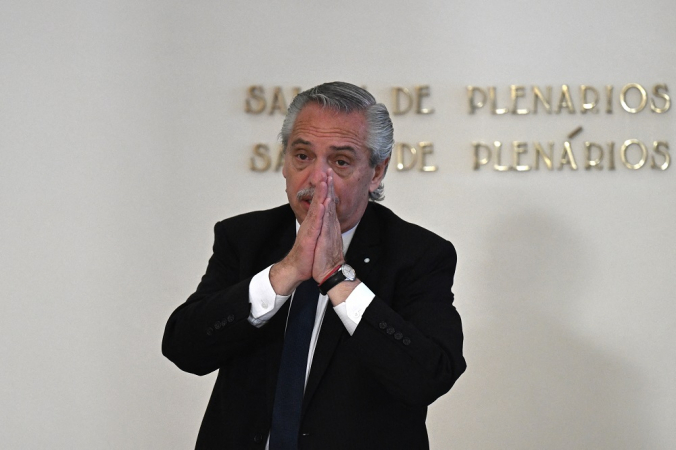 O presidente da Argentina, Alberto Fernandez (C), gesticula ao sair no final da cúpula de chefes de estado do Mercosul