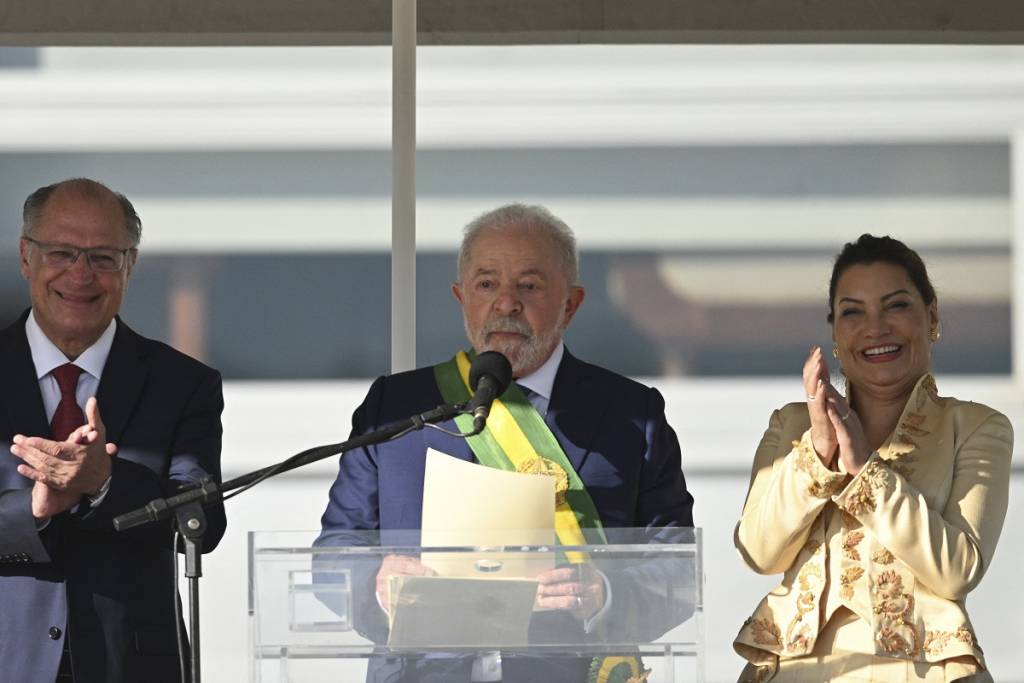 Lula descarta 'gastança' em terceiro governo e prega conciliação: 'Não  interessa um país em permanente pé de guerra