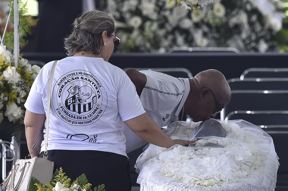 Ex-jogador do Santos Serginho Chulapa beija testa de Pelé durante o velório
