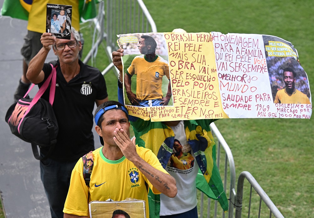 Torcedores fazem homenagens ao Rei do Futebol