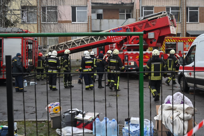 Bombeiros trabalham perto do local onde o helicóptero caiu, próximo a um jardim de infância em Brovary, nos arredores da capital Kyiv, matando dezesseis pessoas, incluindo duas crianças e o ministro do Interior nesta segunda-feira, 18