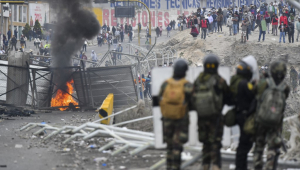 Manifestantes e forças de segurança do Peru