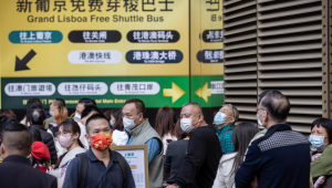 Chineses em aeroporto em meio à pandemia do coronavírus