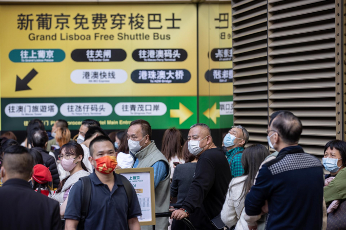 Chineses em aeroporto em meio à pandemia do coronavírus