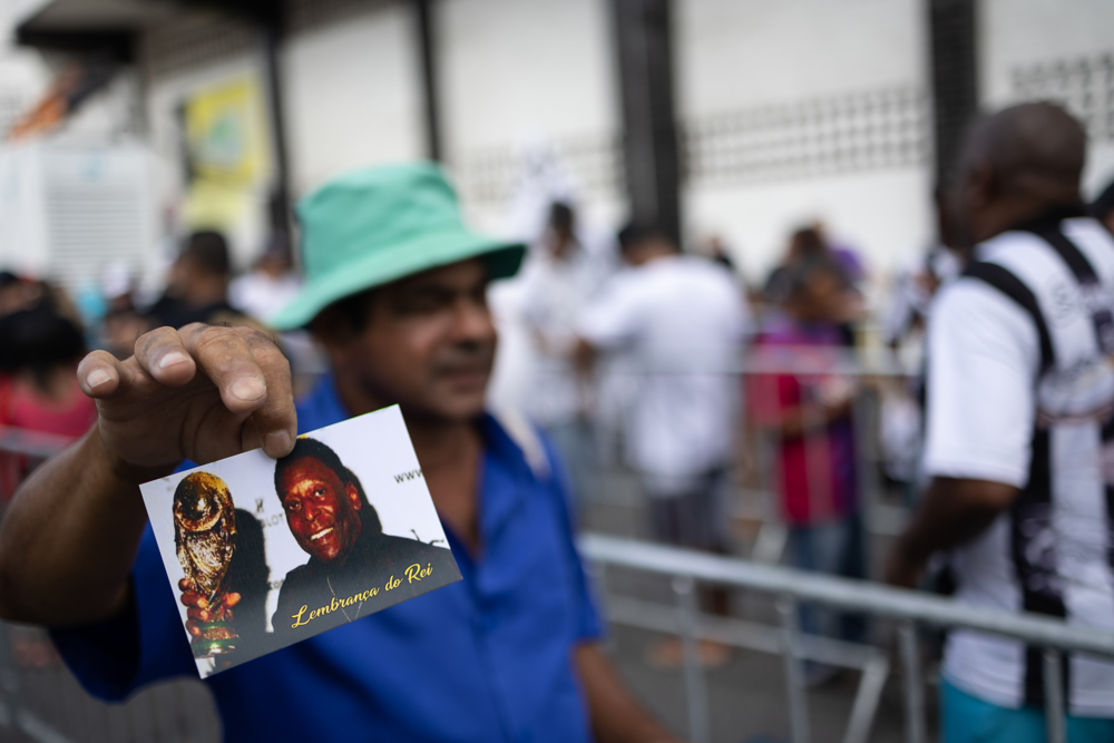Torcedores fazem homenagem a Pelé
