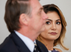 Ex-primeira-dama do Brasil Michelle Bolsonaro olha para seu marido Jair Bolsonaro, ex-presidente da República