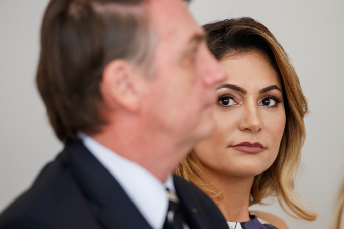 Ex-primeira-dama do Brasil Michelle Bolsonaro olha para seu marido Jair Bolsonaro, ex-presidente da República