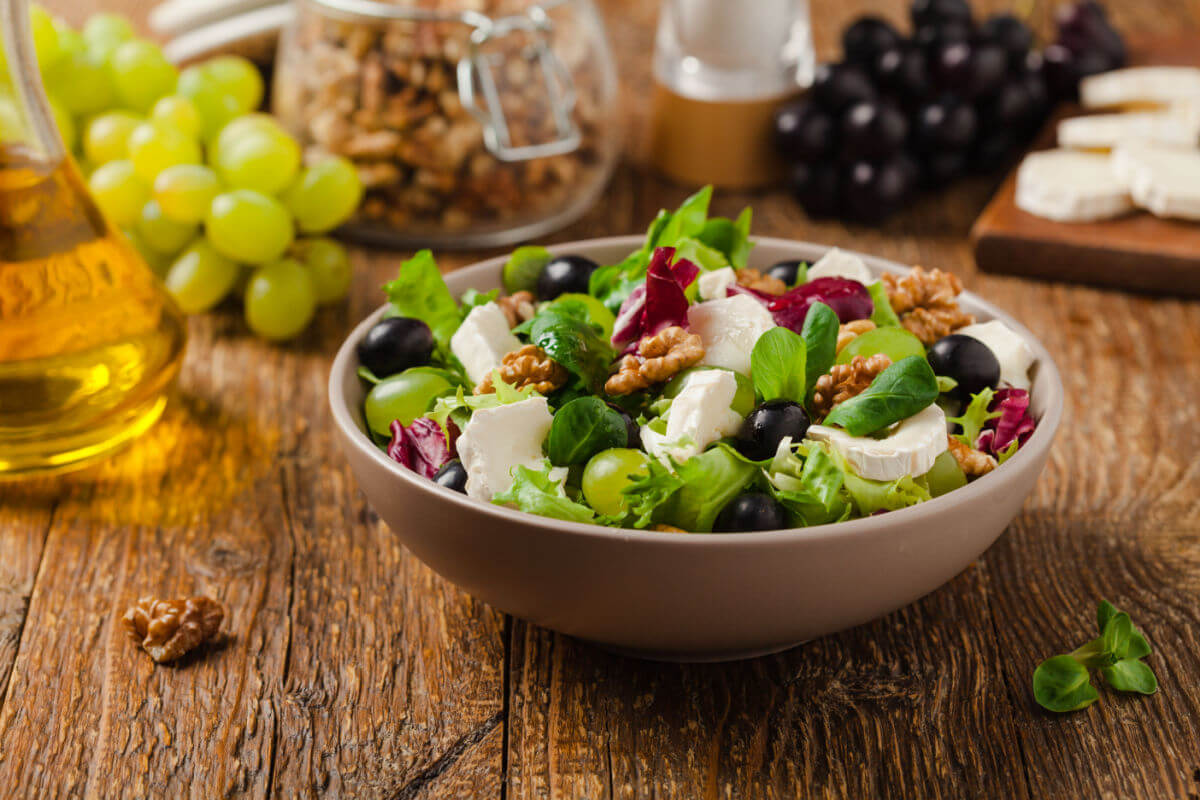 Salada de alface com uva e queijo 