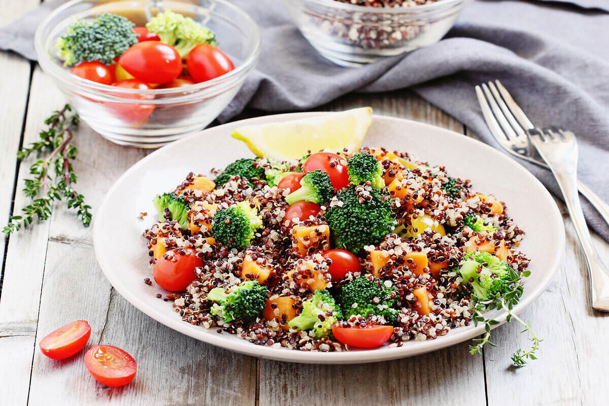 Salada de quinoa com brócolis 