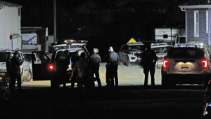 Polícia de Half Moon Bay se reúne em um dos dois locais de tiroteios em massa em uma fazenda Half Moon Bay, Califórnia