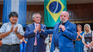 À direita Lula fala ao microfone ao lado de Alberto Fernández e Evo Morales